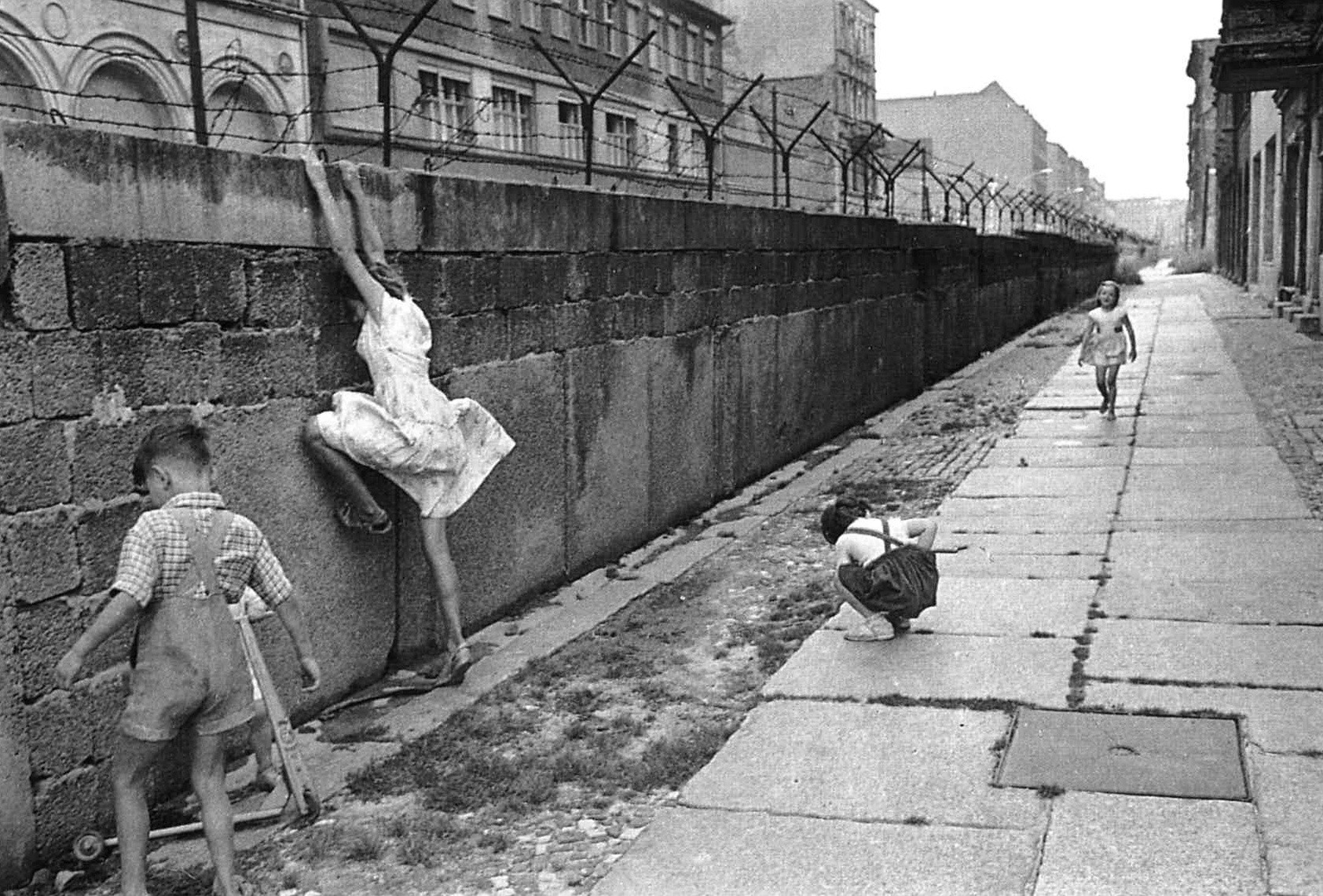 Henri Cartier-Bresson. Berlyno siena. 1962.