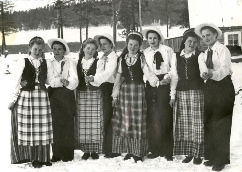 Tautinius šokius šoko tik merginos. Chara Kutulo (Zaigrajevo rajonas Buriatijoje) tremtinės saviveiklininkės ~1957 m. Iš dešinės antra G. Radėnienė.