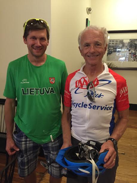 A. Ardzijauskas ypač džiaugėsi susitikimu su LR garbės konsulu Randy Milleriu (dešinėje), kuris taip pat praeityje domėjosi ultra-maratonais, o dabar aktyviai važinėja sportiniu dviračiu