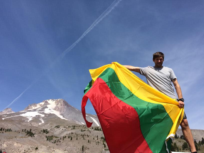 „Hood to Coast“ bėgimo organizatorių nuotraukoje Aidas Ardzijauskas šalia Mt. Hood kalno Oregone