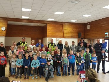 Skantorpo lituanistinės mokyklos vaikai džiaugiasi pažintimi su draugiškais policininkais