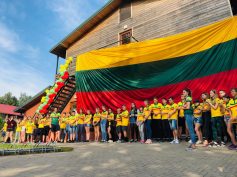 Pirmoje Pasaulio Lietuvių Bendruomenės stovykloje vaikai iš dvylikos šalių