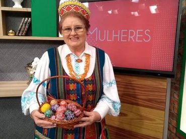 Brazilijos lietuvių menininkė Janetė Zizas Lietuvą reprezentuoja tradiciniais margučiais