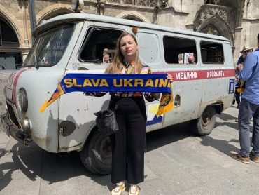 Miunchene eksponuojamas rusų apšaudytas greitosios pagalbos automobilis iš Ukrainos