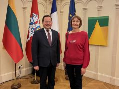 Paryžiuje atidaryta Prancūzijos lietuvės E. Rakauskaitės paroda „Iš arti – iš toli“