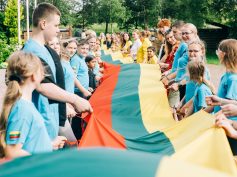 Pasaulio lietuvių vasaros stovyklose – gilus istorijos pažinimas ir įspūdingi vaikų pasirodymai